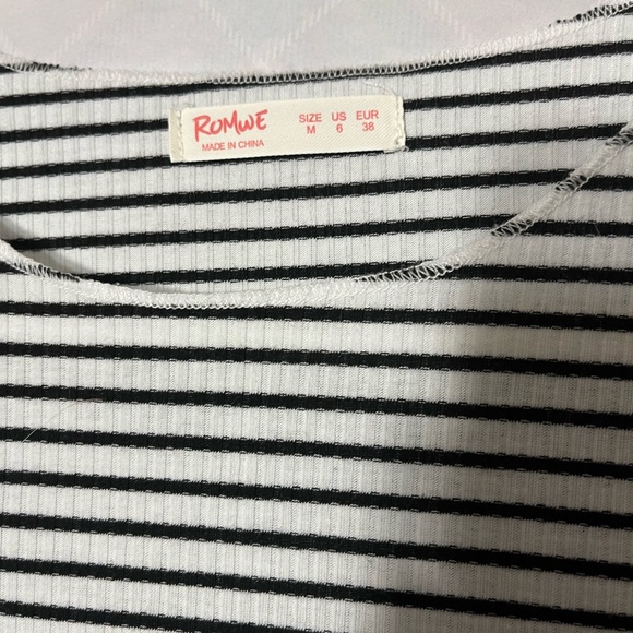 ROMWE Cropped Ribbed T-shirt - Picture 3 of 3